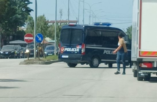 nxori canten nga thika e u largua me vrap efektivet e ndoqen dhe tentuan te agresori plagos policin si eshte gjendja e tij