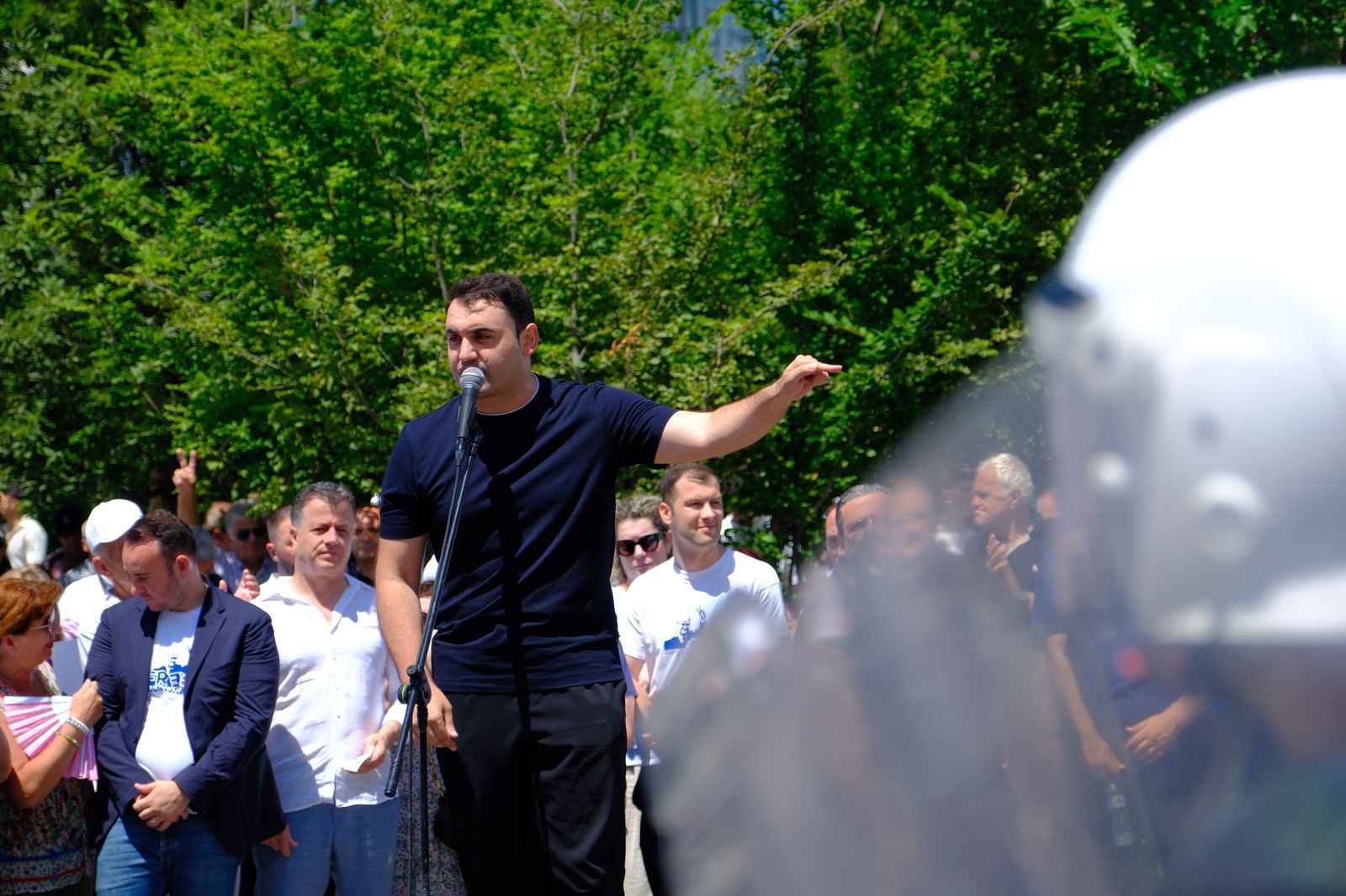 opozita ne proteste kellici shperthen ndaj oficereve te policise hajdute bandite mos prekni qytetaret