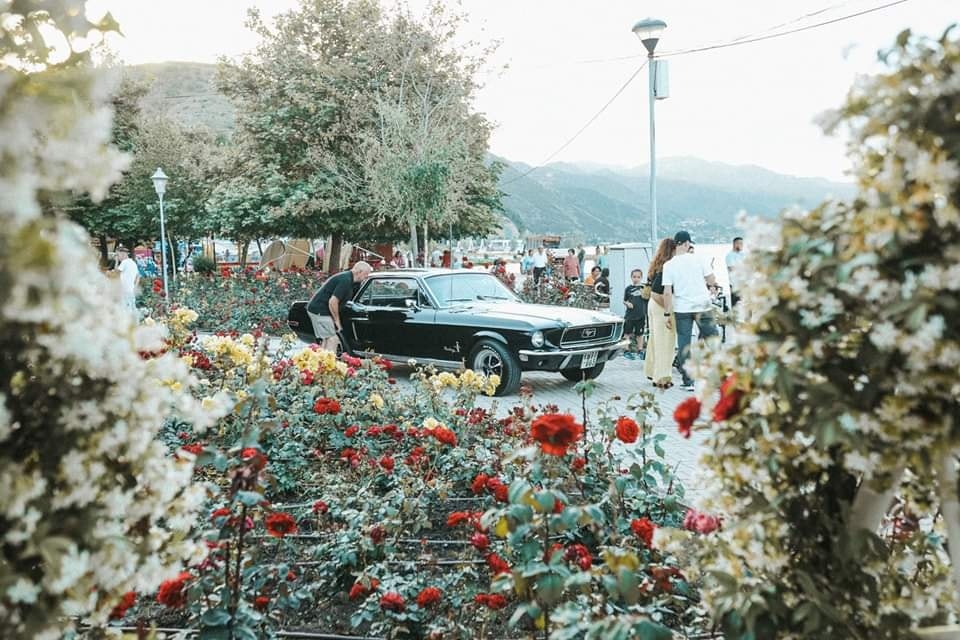 Parada Retro gjallëron Pogradecin, automjetet klasike rikthejnë atmosferën e viteve të arta në qytetin e trëndafilave