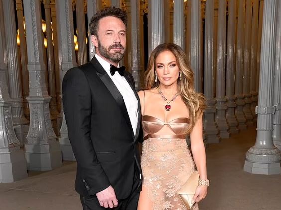 perfliten per divorc jennifer lopez i ben postimin e vecante ndersa affleck shkon tek shtepia e ish bashkeshortes