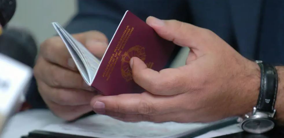 probleme me pasaportat e reja ne maqedonine e veriut autoritetet sperballojne dot fluksin e kerkesave qytetaret humbasin pushimet dhe mundesite e punesimit