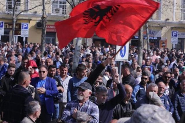 protesta e opozites para salles se seancave plenare ja masat e policise bardhi spak te godase binomin krim politike