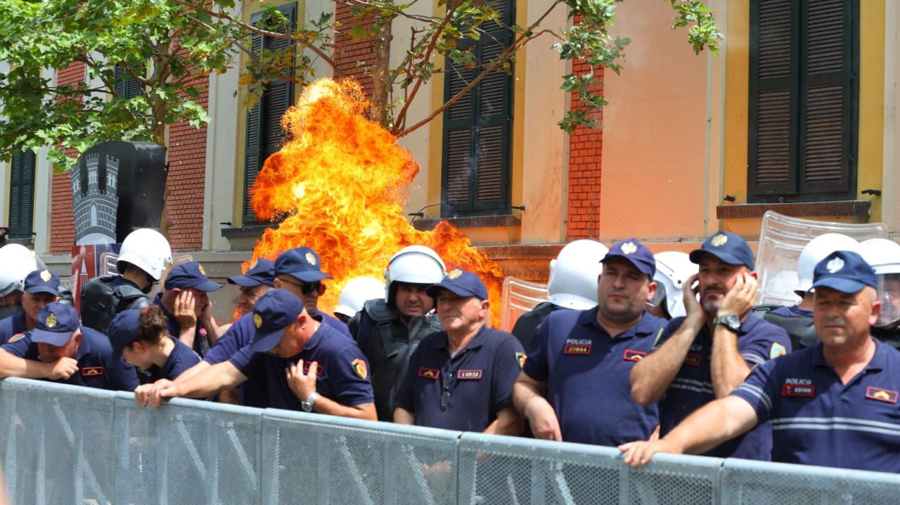 protesta e thirrur para bashkise tirane policia njofton planin e masave apel organizatoreve drejtuesve dhe pjesemarresve distancohuni nga cdo akt dhune