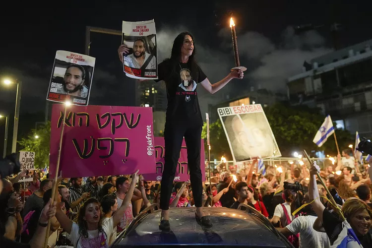 protesta masive ne tel aviv dhjetera mijera njerez kerkojne lirimin e pengjeve dhe armepushim te menjehershem ne gaza