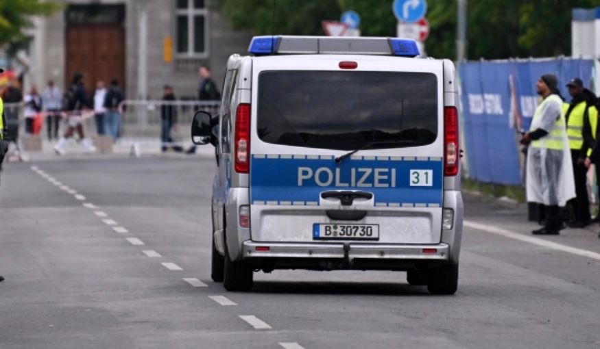 shqiptaret e bene feste ne dortmund policia arreston 50 italiane me thika dhe kapuca se donin ti sulmonin