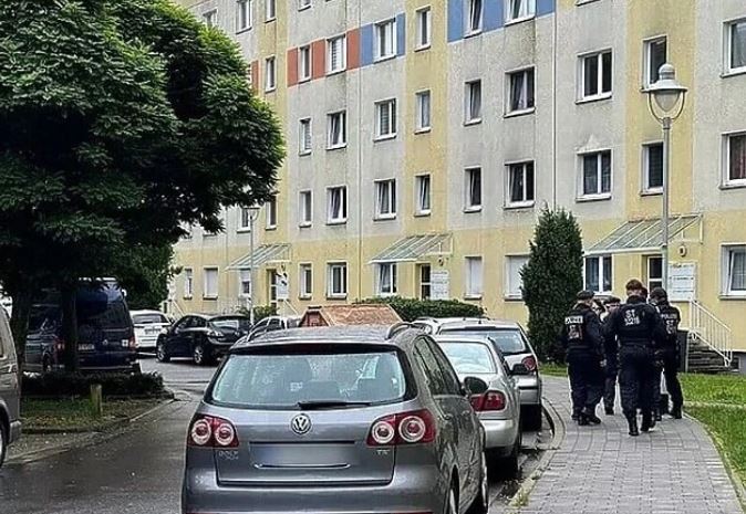 sulm me thike ne gjermani disa persona qellohen teksa po shikonin ndeshjen e evropianit policia vret agresorin