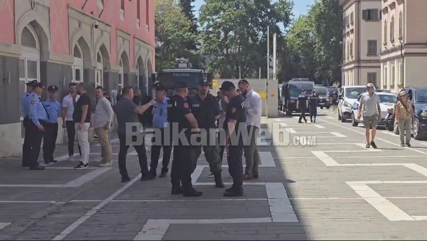 tubimi i opozites para bashkise mungon gardhi metalik policia te njejten strategji si ne protesten e kaluar video