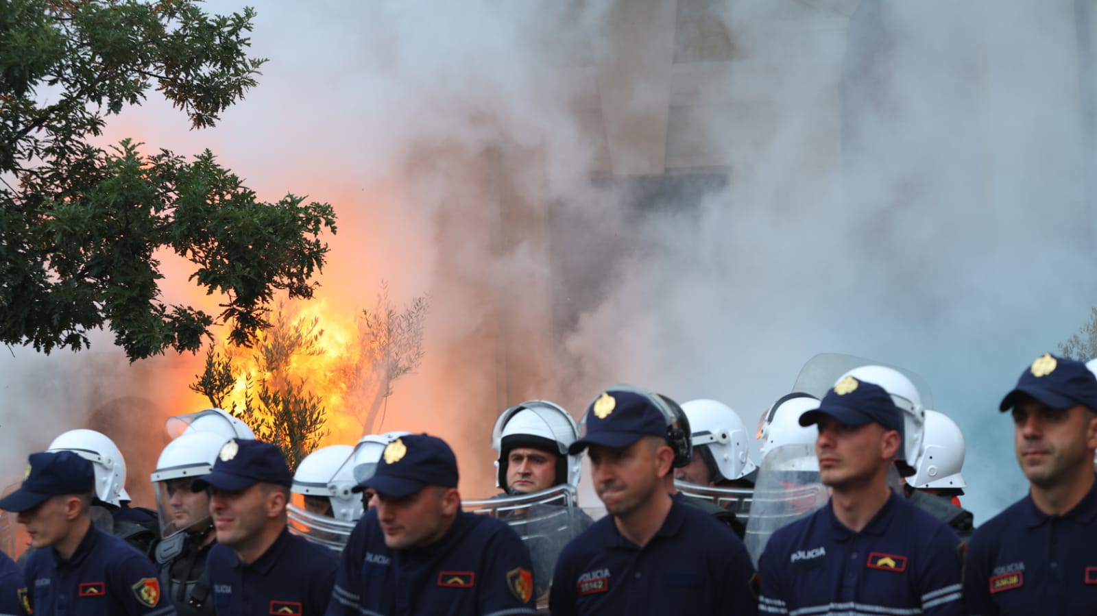 tubimi i opozites para bashkise tirane policia publikon planin e masave rruget qe do te bllokohen dhe apeli per protestuesit