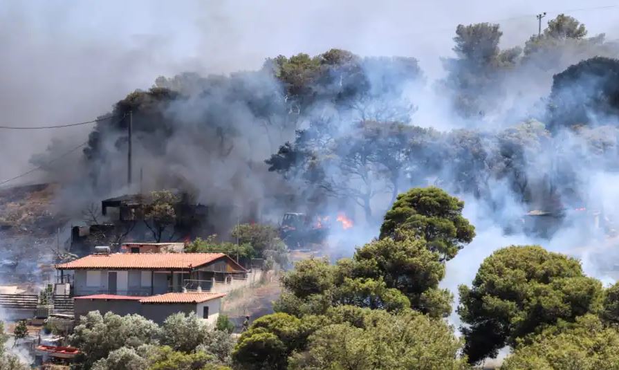 vapa perveluese ne greqi nisin zjarret ne athine situata pritet te perkeqesohet