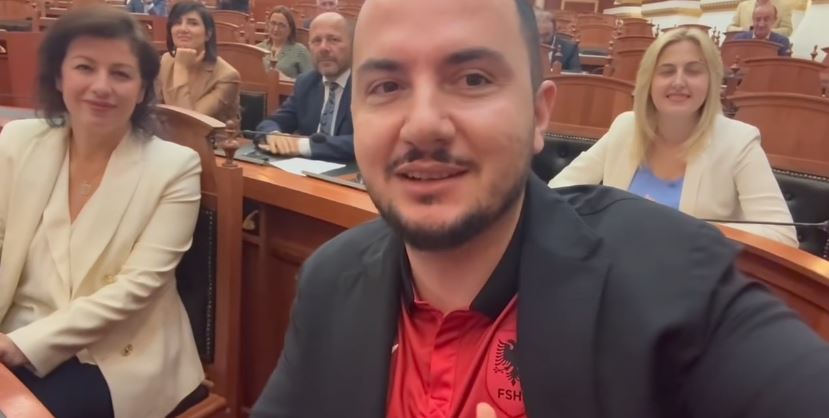 vemendja e te gjitheve sot eshte te shqiperia qe shkelqen salianji me bluzen e kombetares ne kuvend ironizon socialistet perfaqesuesit ketu bejne gjasme sikur kane shqetesi