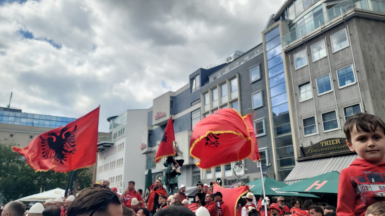 video ne dortmund shihet vetem ngjyra e kuqe ja atmosfera 5 ore para ndeshjes