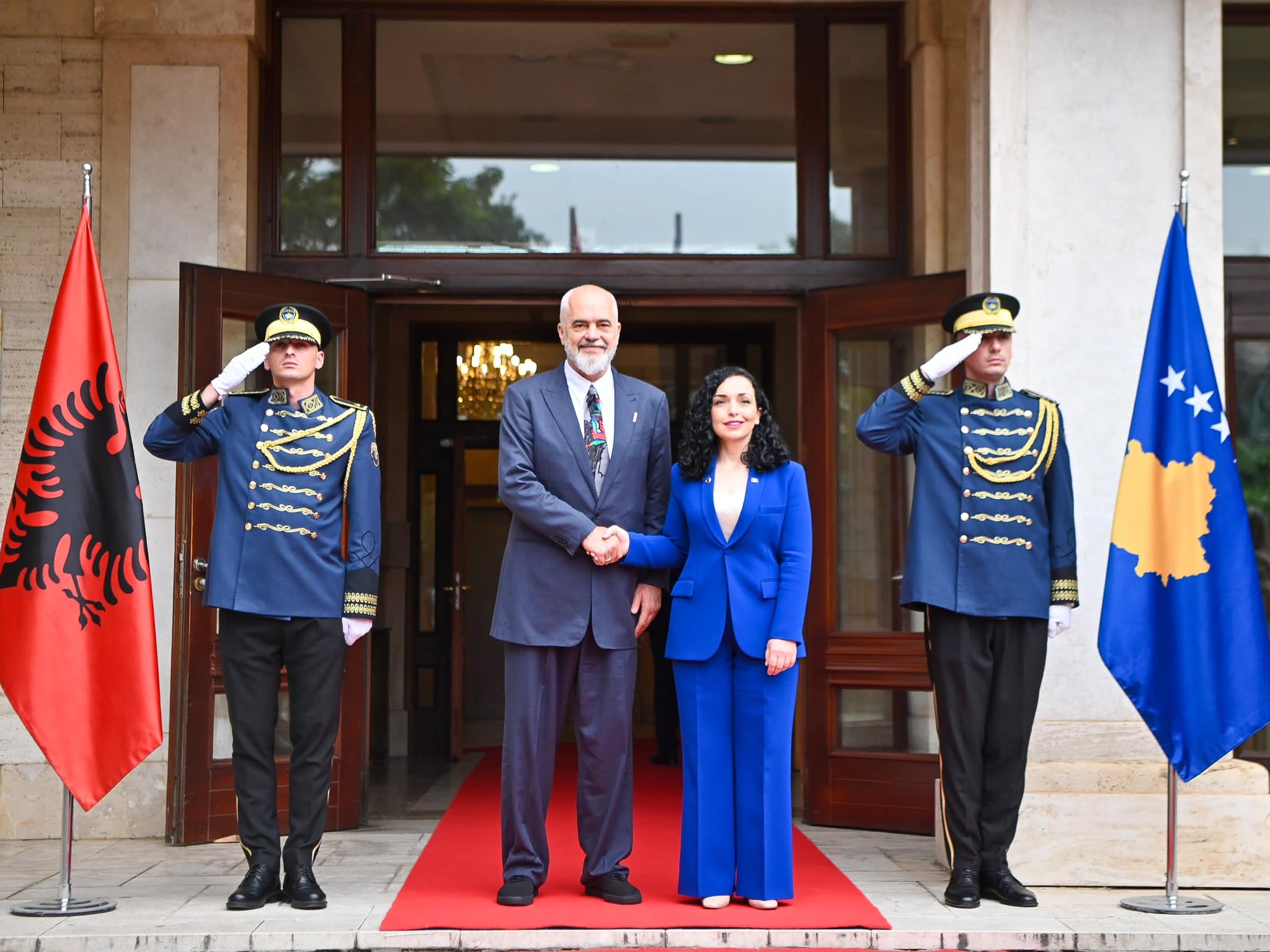 Vjosa Osmani publikon foton krah Ramës: Bashkë për të shënuar momentet më të rëndësishme të historisë së popullit tonë!