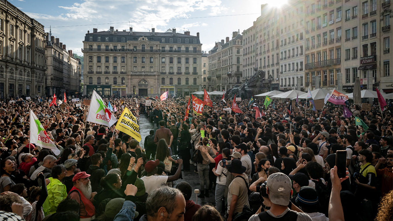 zgjedhjet e parakohshme ne france protesta masive kunder te djathtes ne paris dhe disa qytete te tjera