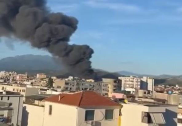 zjarri i madh ne shkoder shkrumbohen totalisht 25 njesi tregtare ne rrezik edhe nje shkolle