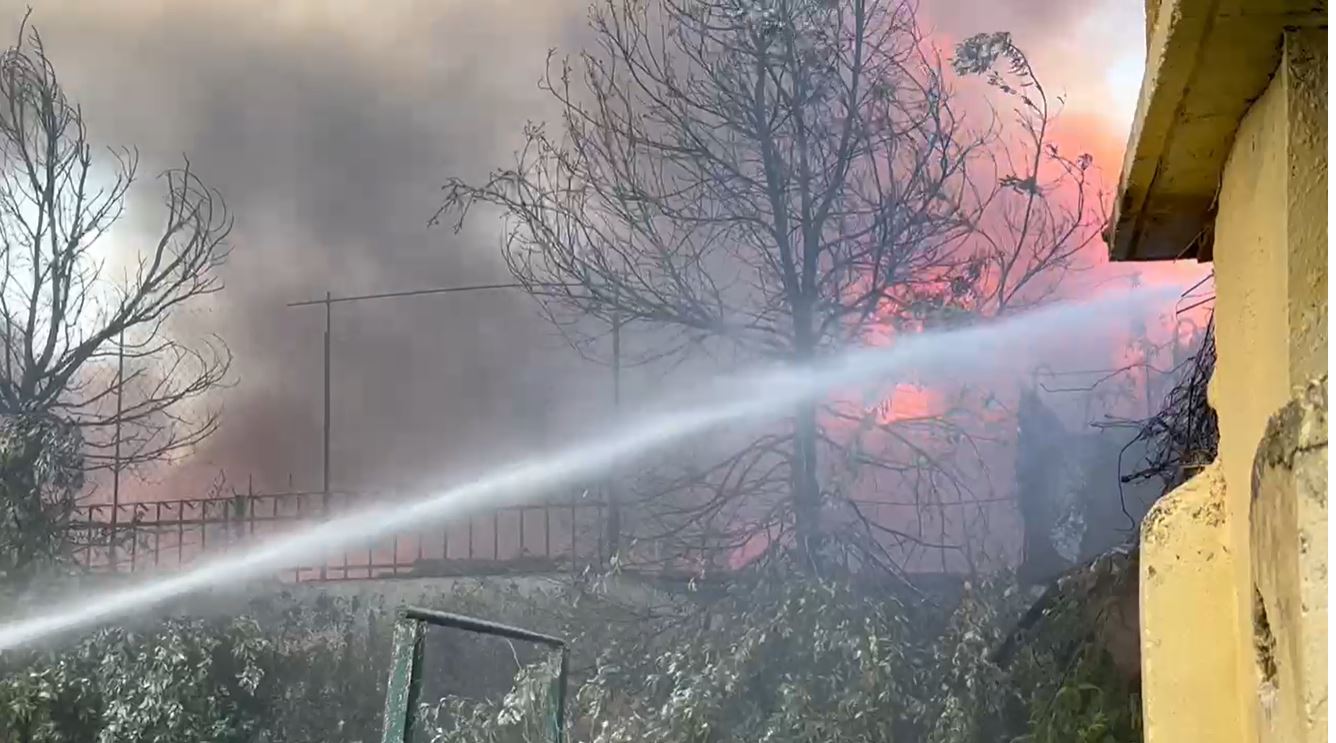 zjarri masiv ne shkoder vijon puna per shuarjen e flakeve nderhyjne zjarrfikesit nga ulqini dhe vau i dejes