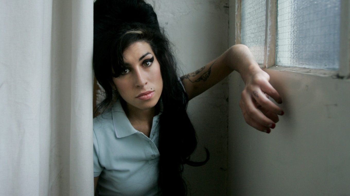 13 vjet nga vdekja e amy winehouse zeri i mrekullueshem i kengetares alkooli dhe klubi 27