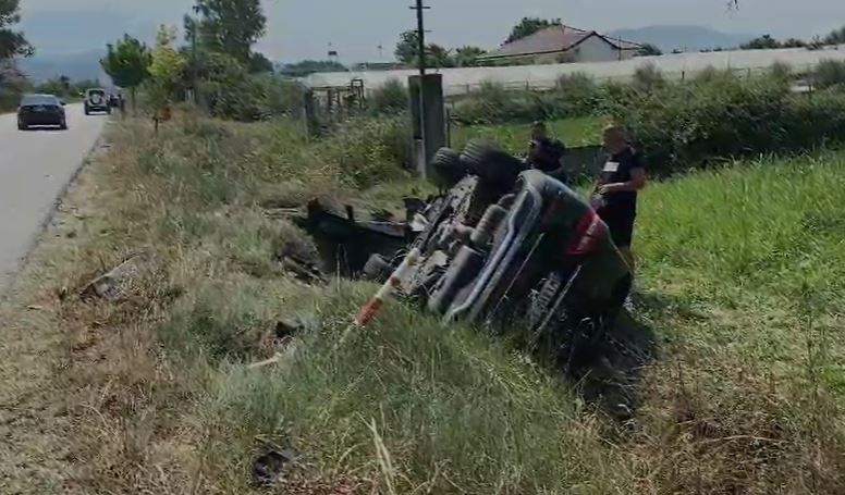 aksident ne rrugen berat lushnje toyota i pret rrugen makines me targa gjermane plagosen 4 anetare te nje familje