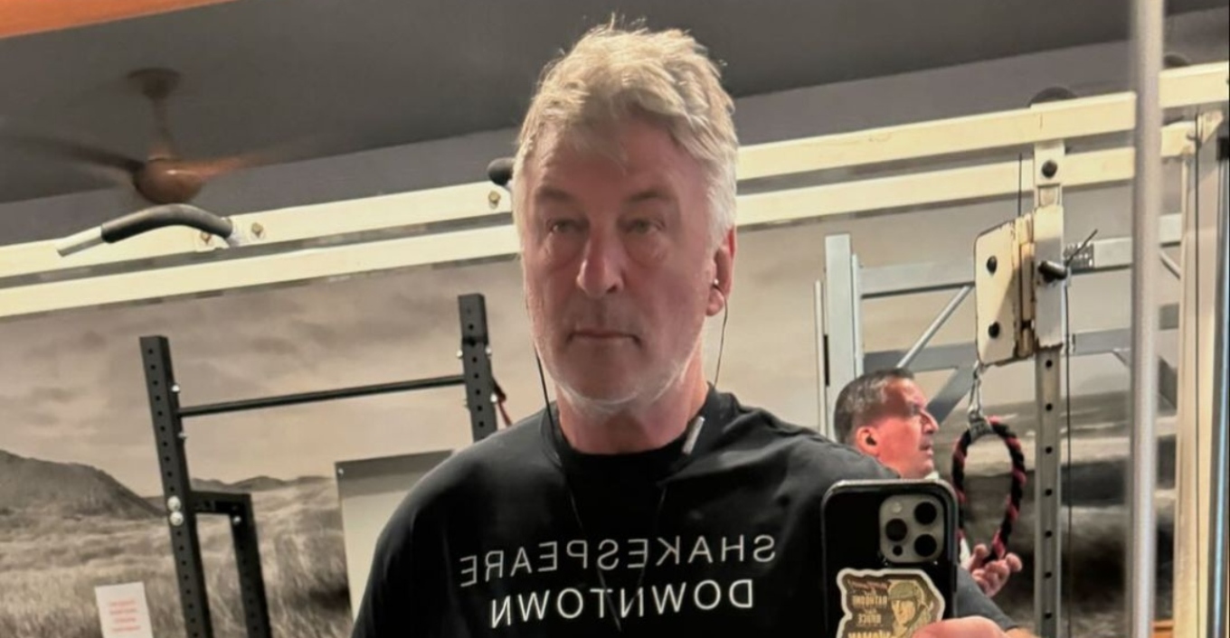 Alec Baldwin pozon në palestër pasi u lirua nga akuza për vrasje