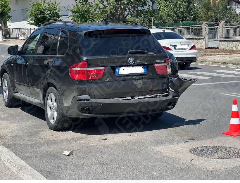 automjeti me targa shqiptare mbushur me klandestine i ben cirk policise greke