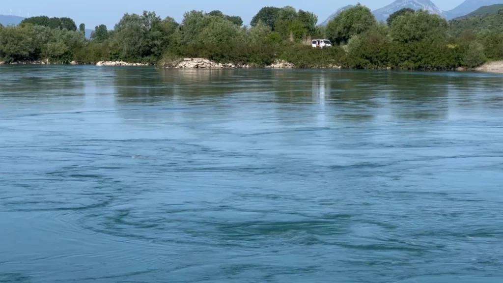 e reja tentoi te vetembytet ne bune bashke me kater femijet e mitur detaje nga ngjarja ne shkoder 27 vjecarja ishte e divorcuar para se te ndermerrte aktin telefonoi