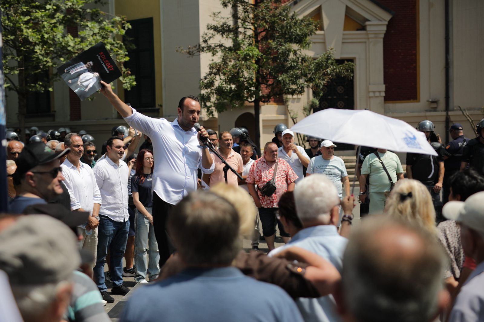 efektivet e policise duhet te ishin ne proteste balliu parlamenti i krimit u rriti oret e punes por jo pagat leket i mori plarent ndreca u la kapelen 500 euro