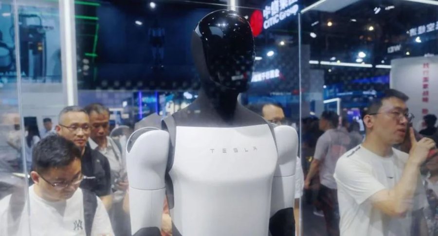 Elon Musk: Tesla do të përdorë robotë humanoidë brenda vitit të ardhshëm