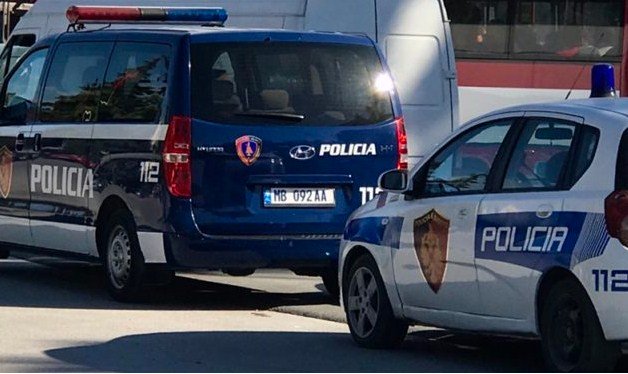 emrat abuzonin sksualisht me nje te mitur dhe e shfrytezonin per prostitucion policia arreston dy persona cfare rrefeu vajza pas denoncimit ne polici