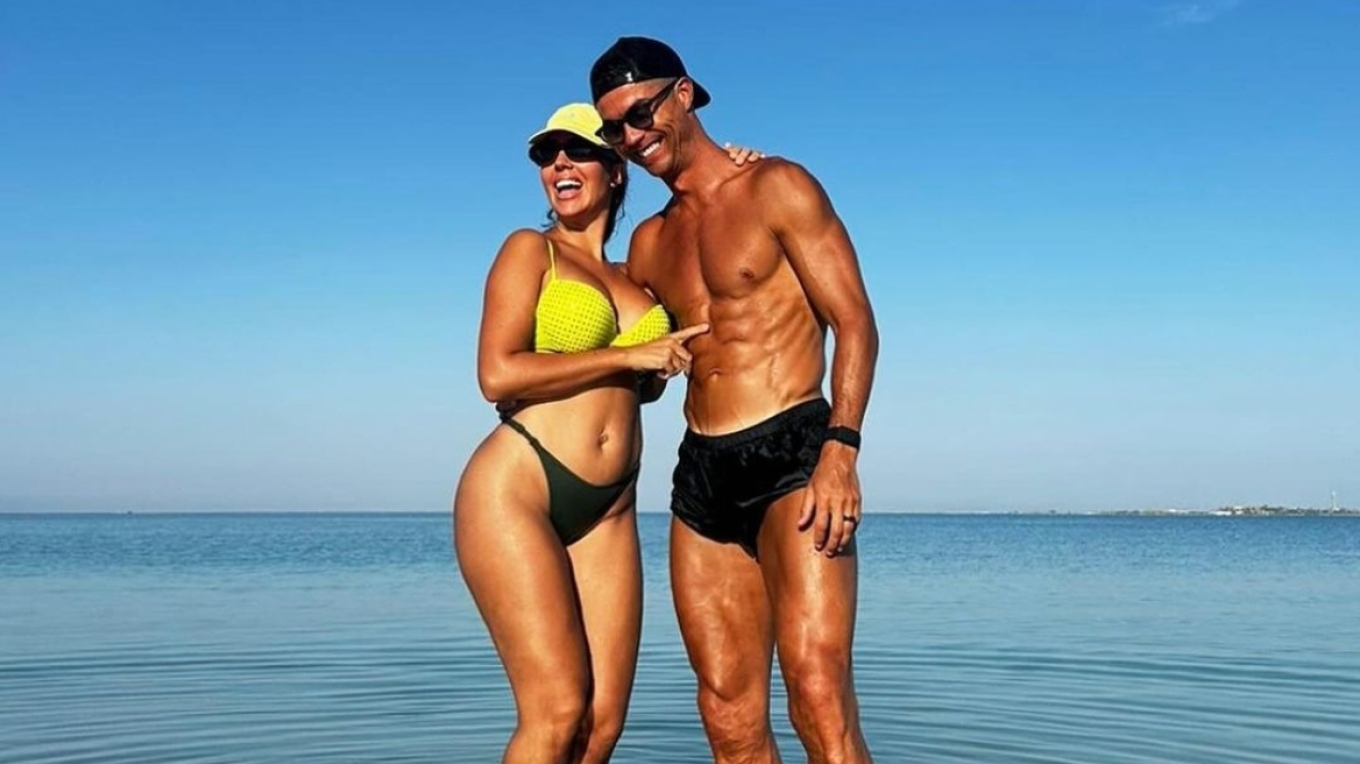 foto georgina rodriguez dhe cristiano ronaldo pushime me femijet e tyre ne detin e kuq