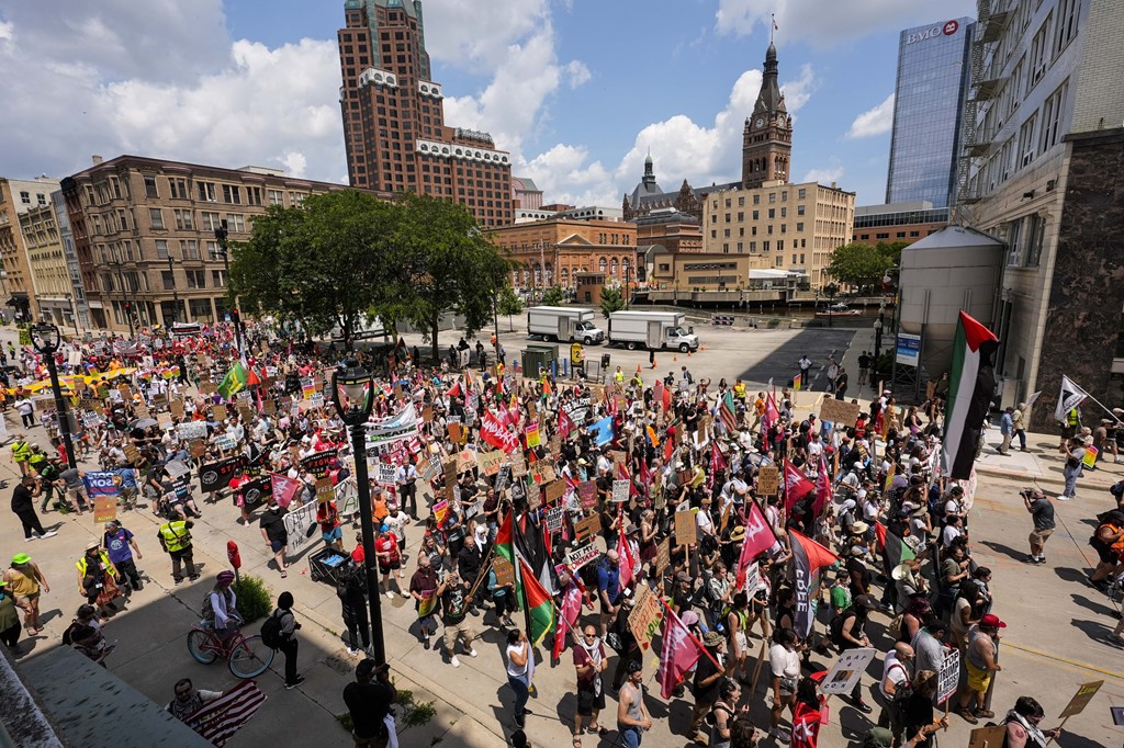 foto ne do vazhdojme marshimin atentati nuk ka lidhje me ne protestuesit anti trump mblidhen jashte konventes republikane