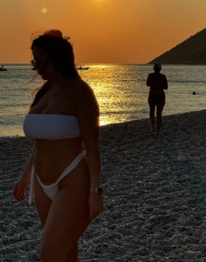 foto olta gixhari ndez rrjetin me imazhet me bikini nga plazhi aktorja shfaqet ne superforme pas lindjes se djalit 2