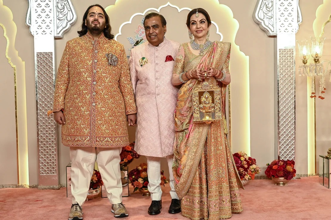 Anant Ambani së bashku me babain e tij Mukesh Ambani dhe nënë Nita