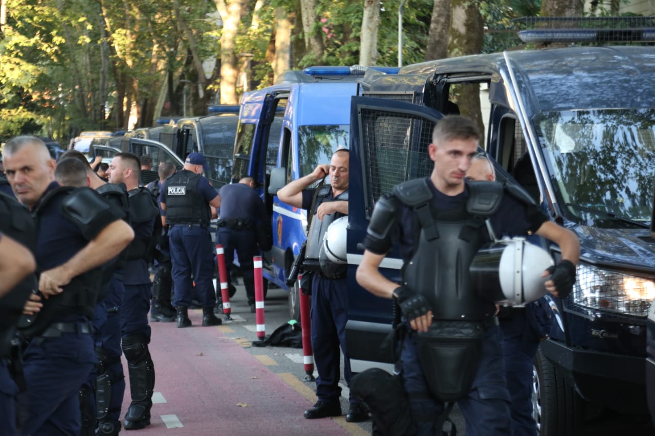 fotolajm protesta e opozites si eshte blinduar godina e kryeministrise