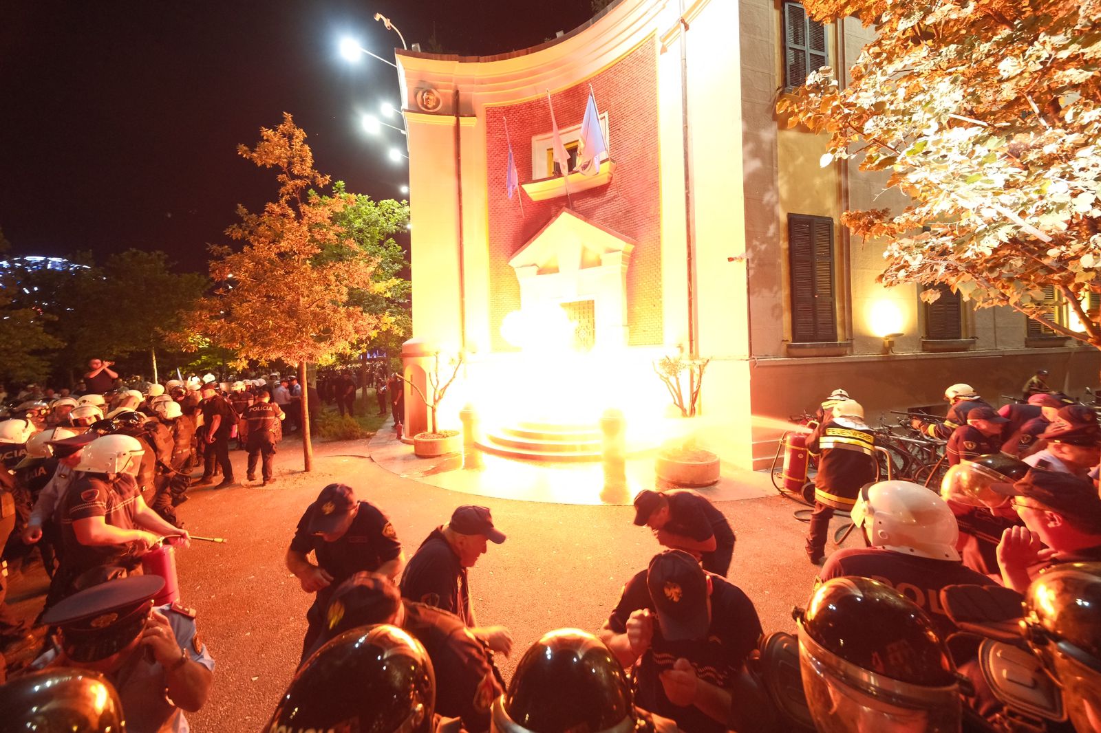 fotovideo pas kryeministrise protestuesit hedhin molotov edhe para bashkise i vendosin zjarrin shtyhen me forcat e policise