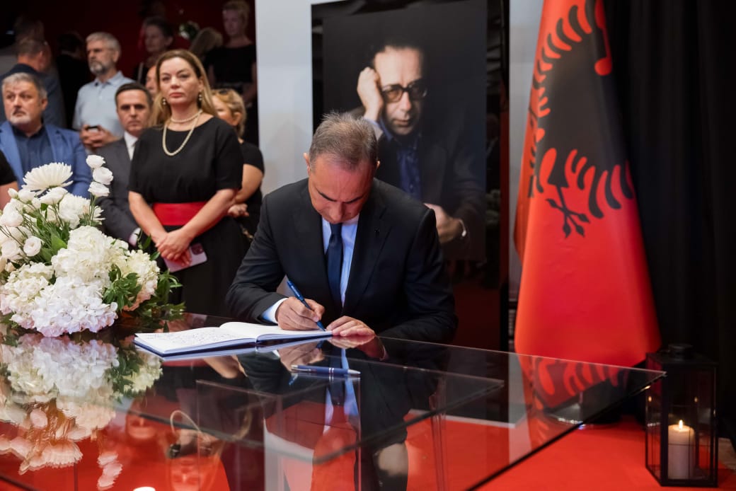 homazhet per ismail kadarene berisha merr pjese ne ceremonine per shkrimtarin ne tkob