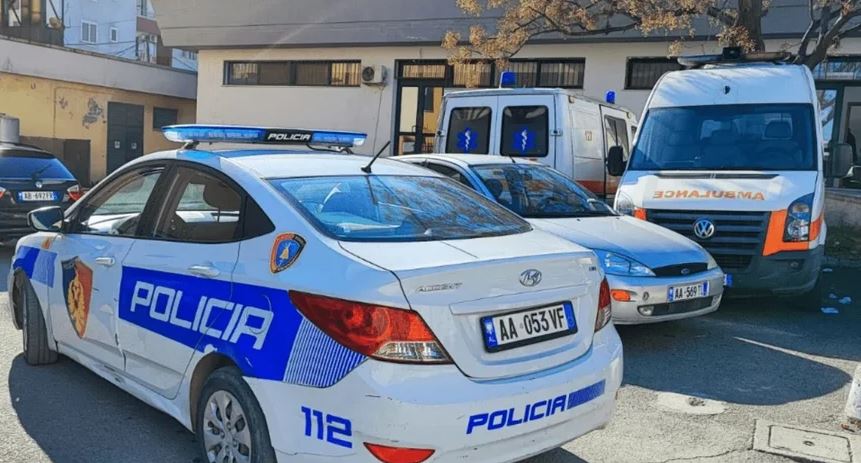 i ra siper depozita e ujit policia jep detaje nga vdekja e efektivit po ndihmonte qytetarin per te nderruar gomen por kur hoqi krikun 52 vjecari humbi jeten ne spital