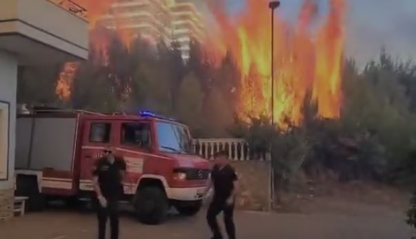 ikni ikni ja si flaket detyrojne edhe ekipet zjarrfikese te largohen me shpejtesi