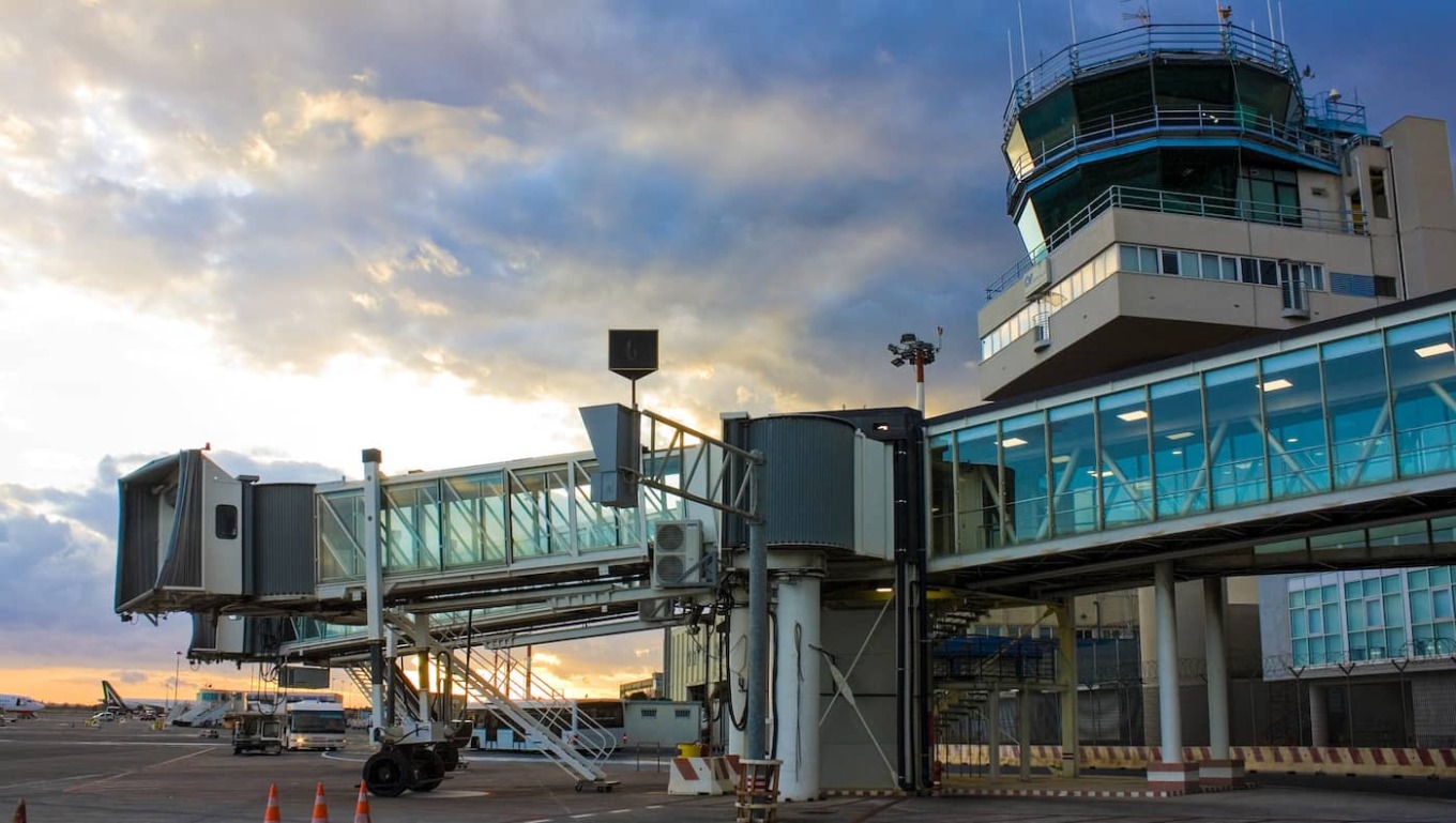 Itali, aeroporti i Katanias mbyllet për shkak të hirit vullkanik të Etnës