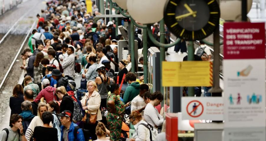 iu vendos zjarri tre linjave hekurudhore te trenave me shpejtesi te larte nderprerja e udhetimeve ne france pritet te zgjase me dite