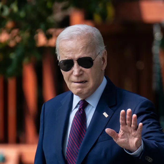 Joe Biden mes përkrahjes dhe thirrjeve për t’u tërhequr