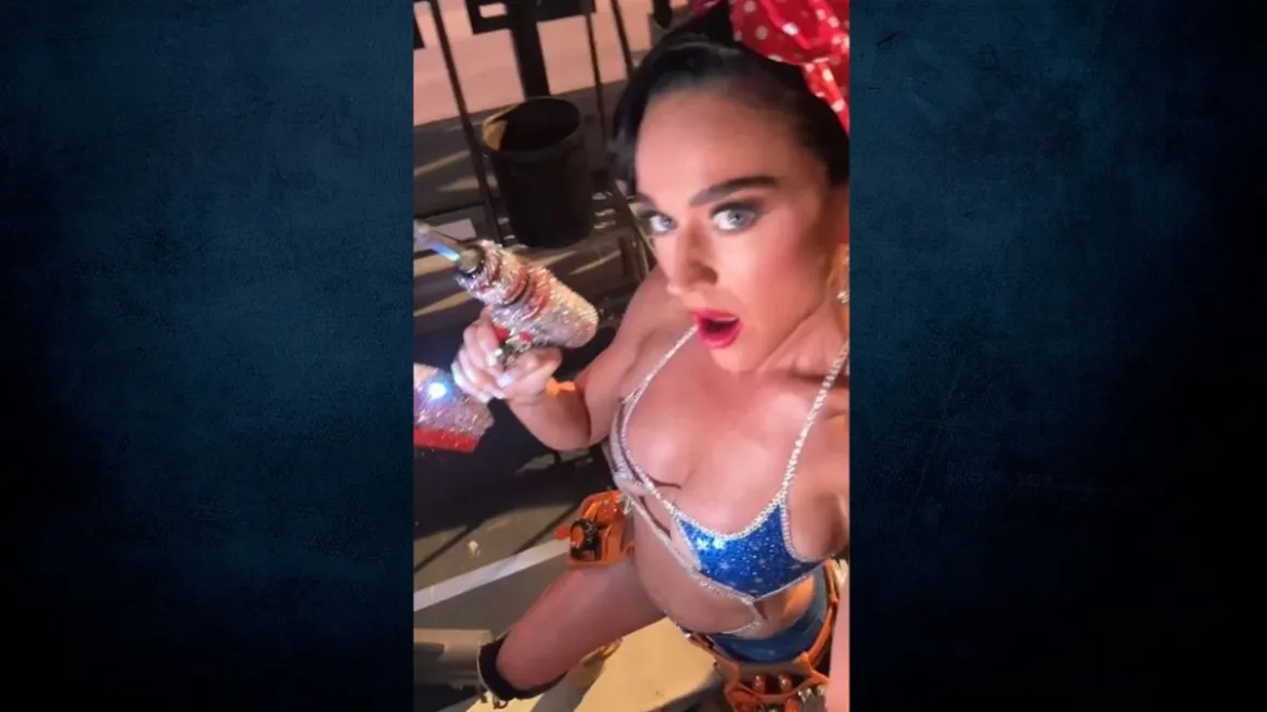 Katy Perry promovon këngën e saj të re e veshur me bikini me ngjyrat e flamurit amerikan