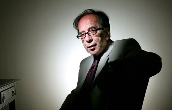 kembenguli se nuk ishte nje shkrimtar politik the guardian shuhet ismail kadare gjiganti i letersise shqipe