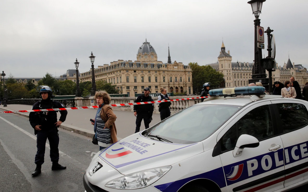 Makina futet në tarracën e një lokali në Paris, raportohet për 3 të lënduar