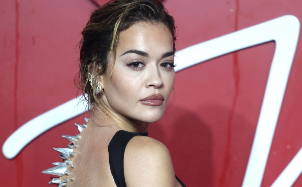 mijera njerez prisnin qe ajo te dilte ne skene rita ora shtrohet ne spitalin e budapestit dhe anulon paraqitjen e saj ne festival ja si paraqitet gjendja e saj