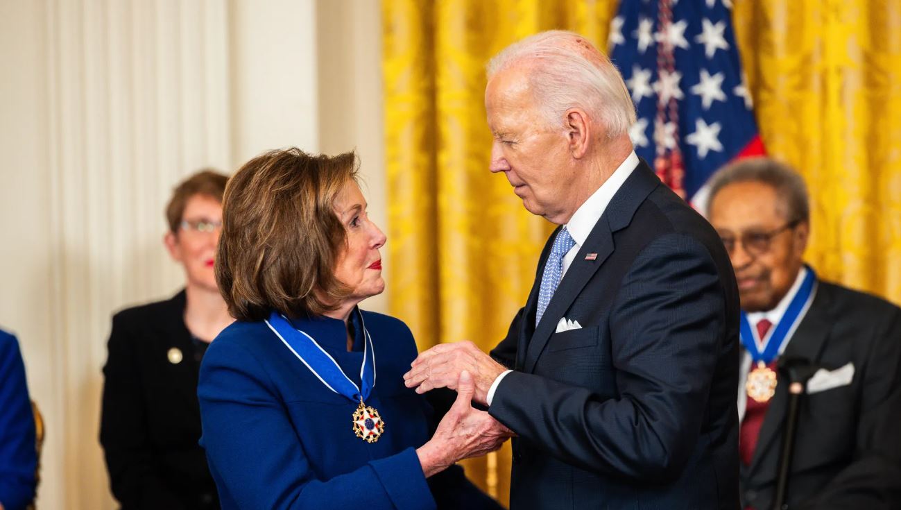 nancy pelosi i tregojne rrugedaljen joe biden nuk mund ta mposhtesh donald trump