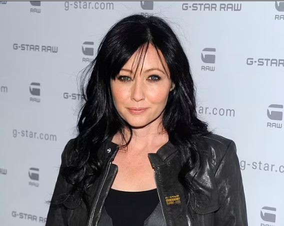 ndahet nga jeta ylli i beverly hills shannen doherty pas luftes se gjate me kancerin