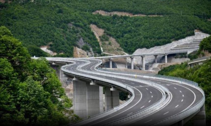 Një i vdekur dhe 4 të plagosur në një aksident në autostradën “Arbën Xhaferi”