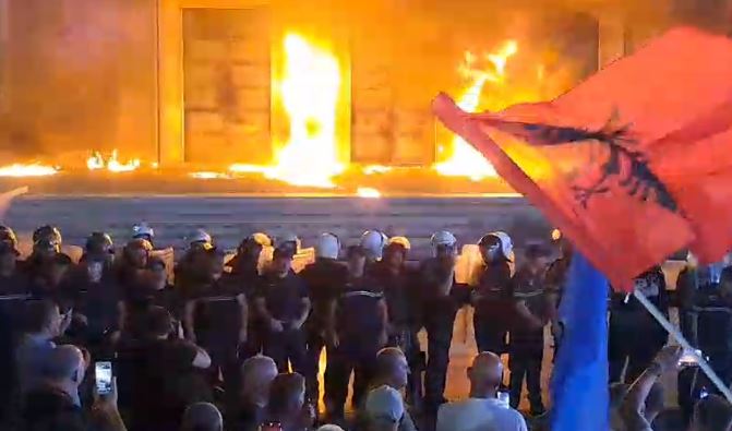 pamjet sali berisha merr fjalen protestuesit hedhin molotov drejt kryeministrise