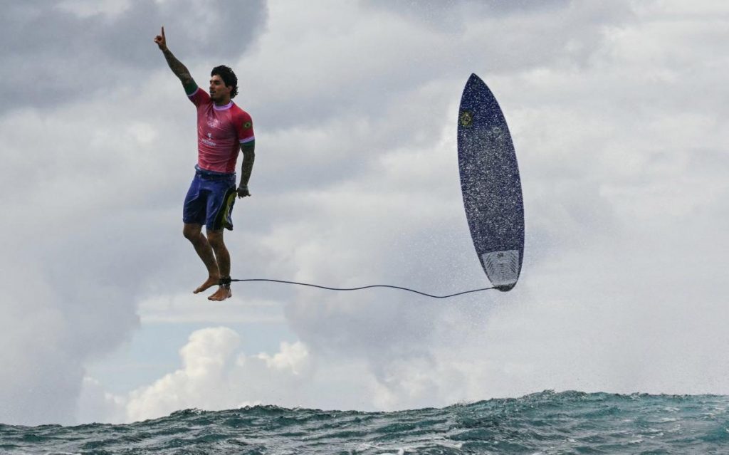 Paris2024/ Fotoja mahnitëse e sërfistit brazilian Gabriel Medina bëhet virale