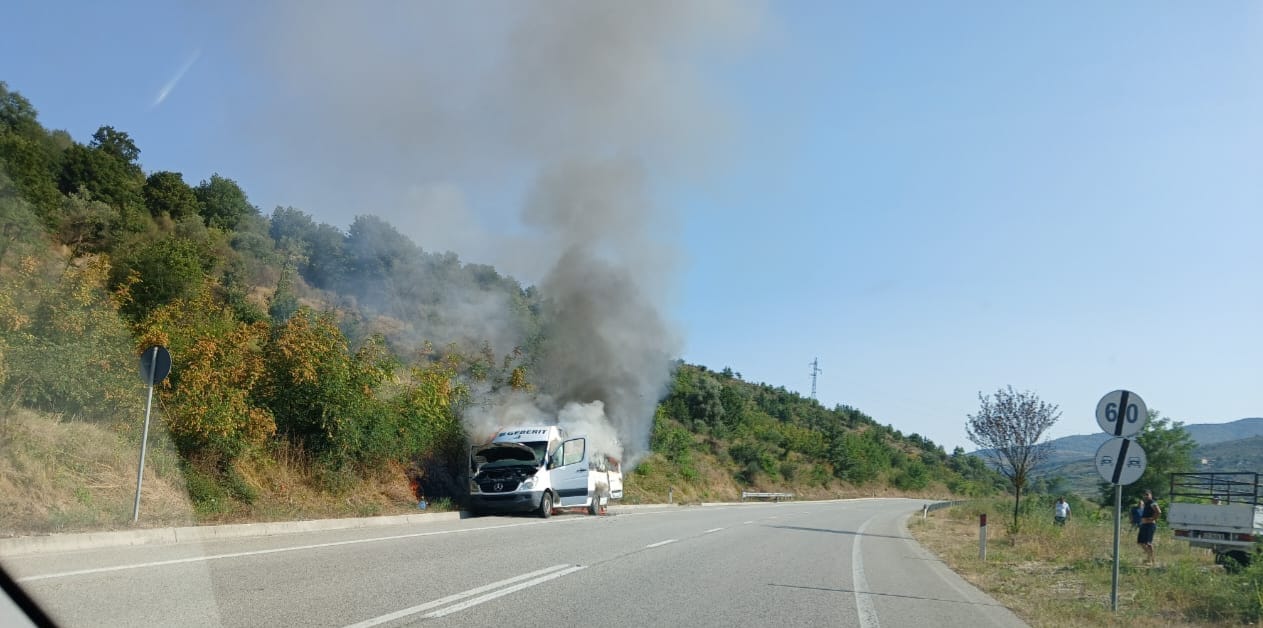 perfshihet nga flaket furgoni ne ecje ne mallakaster dyshimet e policise