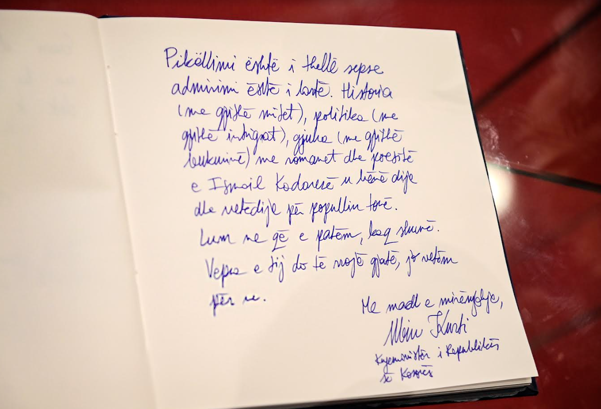 “Pikëllimi është i thellë, admirimi i fortë”, çfarë shkroi Albin Kurti në librin e kujtimeve për shkrimtarin e ndjerë Ismail Kadare